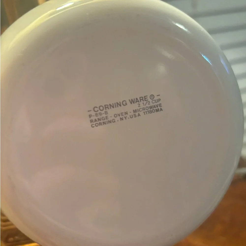 Vintage Corningware Dish holds 2.5 cups